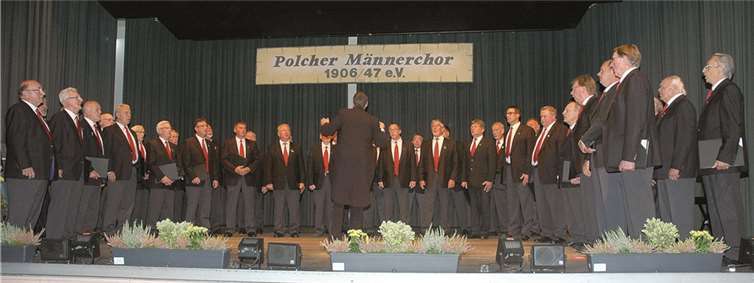Zum Auftakt: Chormusik mit mehreren Liedbeiträgen durch den Polcher Männerchor unter Chorleiter Marco Herbert. HF