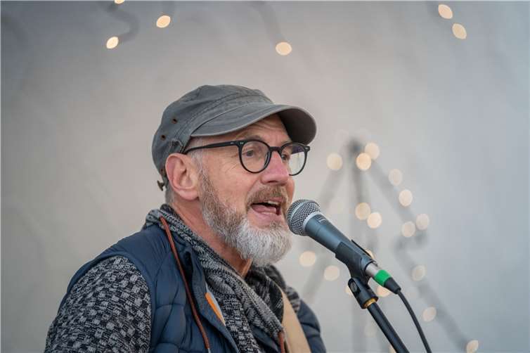 Zum Auftakt der Aktion „rollender Adventskalender“ begeisterte der aus dem Ahrtal stammende Musiker Stephan Maria Glöckner mit seiner Mitsing-Aktion große und kleine Fans im Bad Neuenahrer Stadtteil. Foto: Bernhard Risse / Creative Moments