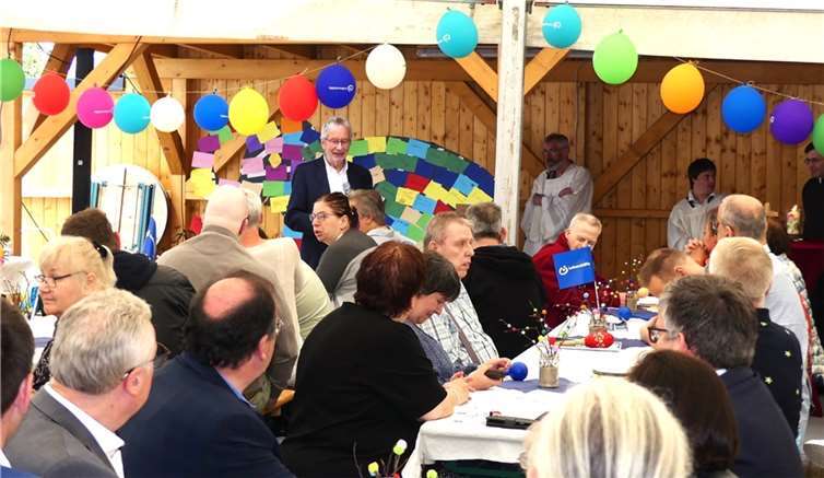 Zum Auftakt der Feierlichkeiten erfreuen sich die geladenen Gäste gemeinsam an einem Wortgottesdienst im Festzelt.