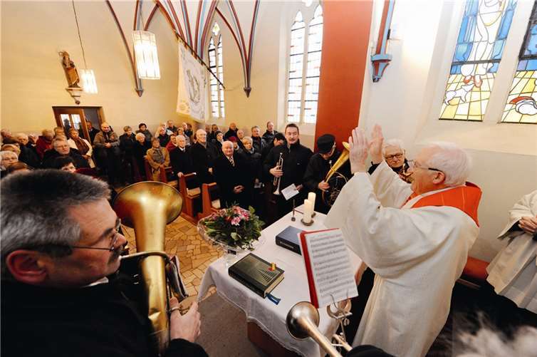 Zum Auftakt der Hemmesser Kirmes wurde ein Gottesdienst von Pastor Heiliger im „Hemmesser Dom“ gehalten.
