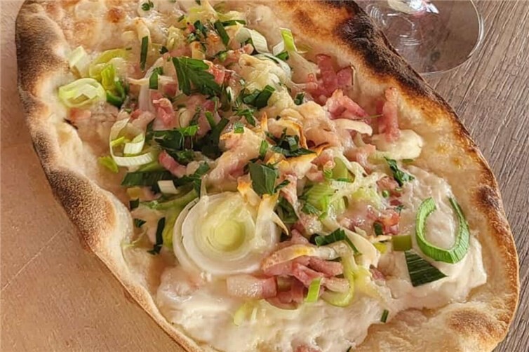 Zum Auftakt der Naturgenuss-Wanderung servierte die Marktwirtschaft Linz frischen Flammkuchen zu einem kühlen Wein des Leutesdorfer Weinguts Emmerich.