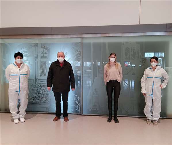 Zum Auftakt der Testungen dankte der Erste Beigeordnete Bernhard Wiemer Mitarbeiterinnen der Althoff Apotheken für ihren Einsatz.Quelle: Stadt Bendorf