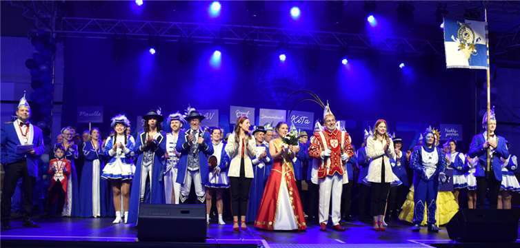 Zum Auftakt der Tollitätensitzung präsentierten sich Prinz Lars und Confluentia Kim mit großem Gefolge. Fotos:HEP