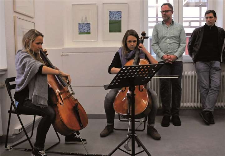 Zum Auftakt der Vernissage spielten zwei junge Cellistinnen der Kölner Musikschule.