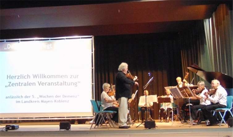 Zum Auftakt der „Zentralen Veranstaltung“ der Themenwoche„Demenz bewegt uns alle“ spielte das Salonorchester Rondo Confluentia.