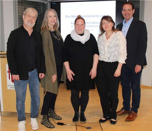 Zum Auftakt der archäologisch-historischen Vortragsreihe, die Lena Beck (2.v.re.), Touristikerin der Verbandsgemeinde Weißenthurm in Kooperation mit Dr. Holger Schaaff (li.) und Dr. Angelika Hunold (2.v.li.) vom Leibniz-Zentrum für Archäologie (LEIZA) organisiert hatte, stellte Dr. Sibylle Friedrich (Mitte) den niedergermanischen Limes vor. VG-Bürgermeister Thomas Przybylla (rechts) begrüßte rund 60 Zuhörerinnen und Zuhörer im Ratssaal.  Foto: VG Weißenthurm / Katharina Demleitner