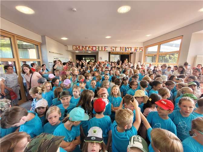 Zum Auftakt des Schulfestes sagen alle Schülerinnen und Schüler der Grundschule Ringen gemeinsam das Lied „Unsere Schule ist ein Platz zum Leben“. Quelle: Grundschule Ringen
