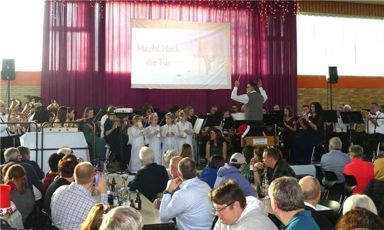 Zum Auftakt wurden Konzertgäste und Aktive von vier kleinen Engeln mit Adventskerzen begrüßt. Fotos: TE