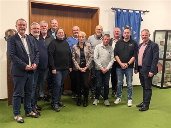 Zum Auftaktgespräch trafen sich die Ortsvorsteher der Neuwieder Stadtteile mit Oberbürgermeister Jan Einig und im Raiffeisenzimmer.  Foto: Kathrin Witthuhn