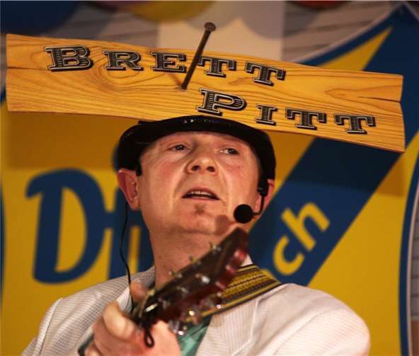 Zum Aufwärmen brachte Brett Pit (Peter Freund) die Halle auf Trab.