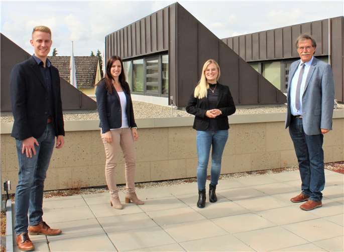 Zum Ausbildungsbeginn begrüßt Bürgermeister Klaus Bell (r.) gemeinsam mit dem Ausbildungsbeauftragten Michael Schulz (l.) und der Praktikumsbeauftragte Daniela Hillesheim (2. v. l.), die neue Auszubildende Maria Müller. Foto: VG Pellenz