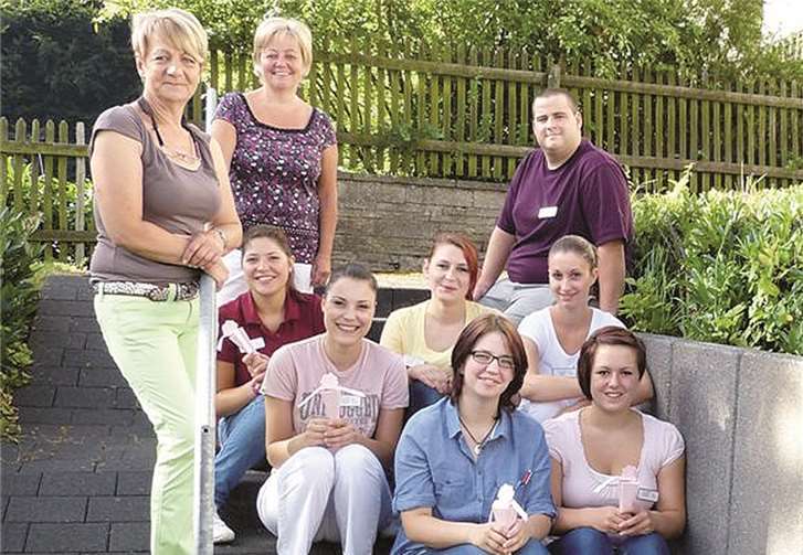 Zum Ausbildungsbeginn bekamen die neuen Mitarbeiter eine kleine Schultüte überreicht. privat