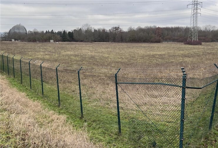 Zum Ausgleich für die PV-Fläche an der Gaskugel (im Hintergrund zu sehen) ist auf dem Gelände an der der B256 zugewandten Seite reichlich Platz. Hier wird ein kleiner „Wald“ entstehen, entlang der Hafen- und der Bogenstraße weitere Bäume gepflanzt und nicht zuletzt wird eine Ausgleichsfläche im Engerser Feld ausgewiesen.