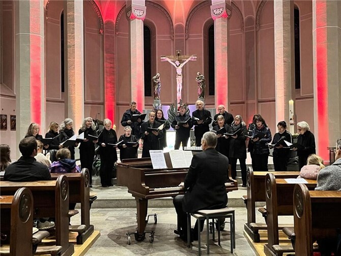 Zum Ausklang des Jahres lädt die Pfarrei Vallendar St. Maria Magdalena am Silvesterabend, 31. Dezember 2025, um 17:00 Uhr herzlich zur feierlichen Jahresschlussmesse mit Te Deum und Segen in die Pfarrkirche St. Marzellinus und Petrus Vallendar (Kirchstraße 27) ein. Foto: privat