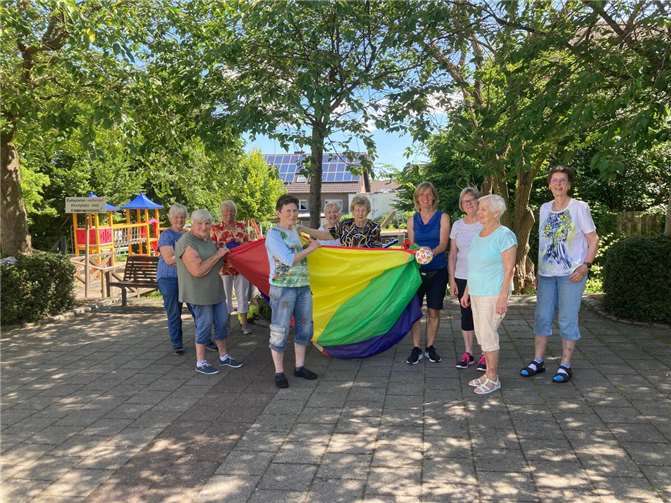 Mehr Lebensfreude durch Bewegung Zum Ausklang fanden sich alle im wohltuenden Schatten der Bäume auf dem Dorfplatz zusammen.  Foto: Dr.Stefan Bales