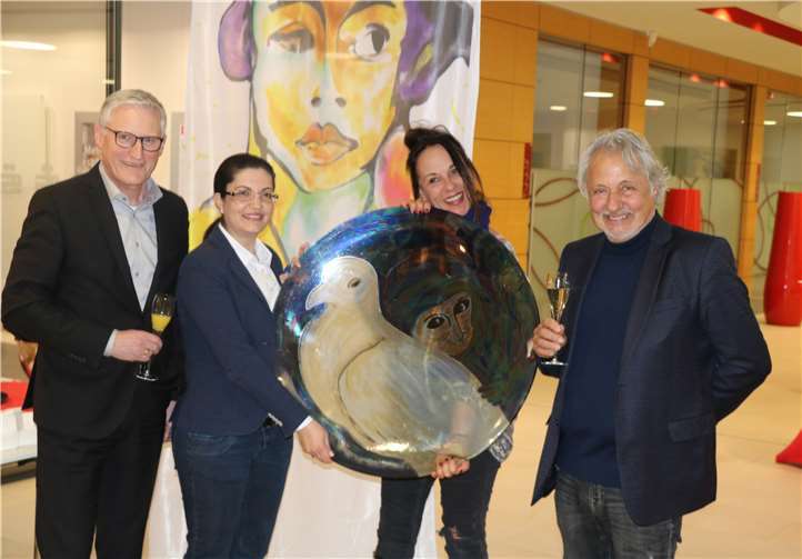 „Kunst ist die Tochter der Freiheit“  Zum Ausstellungsbeginn begrüßten KSK-Vorstandsvorsitzender Dieter Zimmermann (l.), die stellvertretende Vorsitzende des Fördervereins Ahrweiler Freiheitswochen Ghazel Wahisi (2. v. l.) die Glas- und Porzellankünstlerin Anne Beikircher (2. v. r.) und ihren Mann Konrad Beikircher. Privat