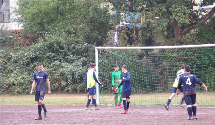 Zum Auswärtsspiel fuhr die B-Jugend nach Heimersheim, wo man auf einem völlig aufgeweichten Hartplatz antreten musste.Foto: privat