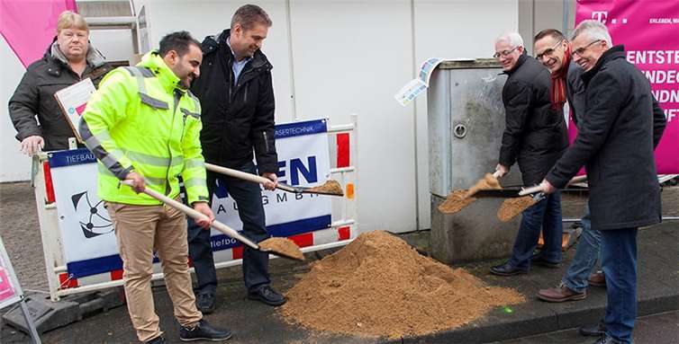 Zum Baustart trafen sich Vertreter von Kommunen und Telekom, um einen symbolischen Spatenstich zu setzen. woti
