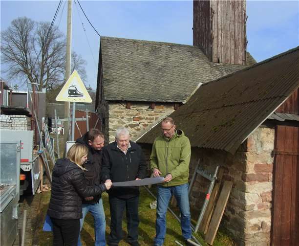 Zum Beginn der Arbeiten am Spritzenhaus trafen sich Stadtbürgermeister Thomas Vis und Ortsvorsteher Wilfried Ehrenstein mit Vertretern des Planungsbüros Stadt, Land, Plus um die anstehenden Arbeiten zu besprechen. Foto: privat