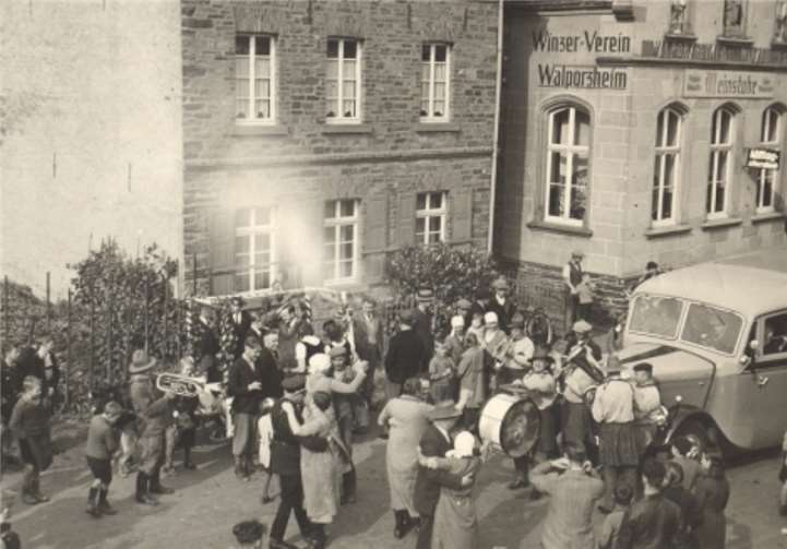 Zum Beginn der Traubenlese spielte eine Musikkapelle zum Tanz auf. Foto: privat