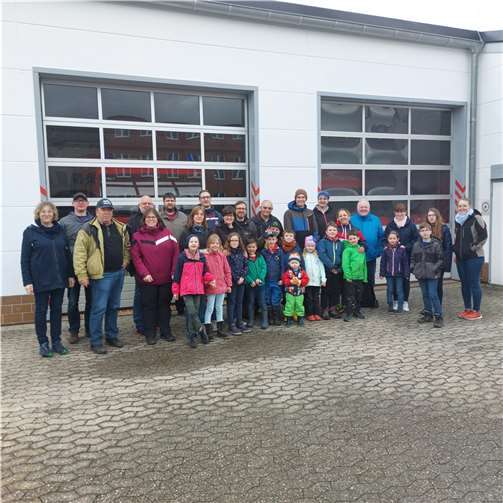 Zum Beginn des Frühlings hat der Ortsbeirat nun wieder zum Dreck-Weg-Tag im Treidelort aufgerufen und Ortsvorsteher Axel Blumenstein konnte trotz vorherigem Regen ca. 40 engagierte Mitbürger*innen am Feuerwehrgerätehaus begrüßen, die gemeinsam anpackten, um das Ortsbild durch eine gemeinschaftliche Säuberungsaktion aufzuwerten. Foto: privat