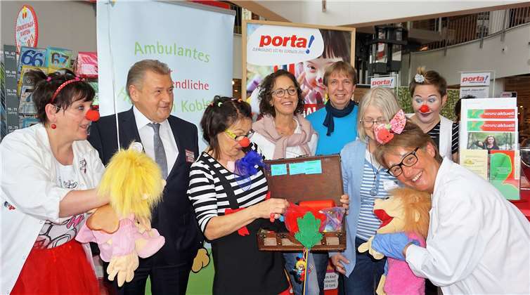 Zum Benefiz-Tag empfängt Geschäftsleiter Heinz Peters Mitglieder der Kinderhospiz Koblenz sowie die Klinik-Clowns im Porta Neuwied.Fotos: FF