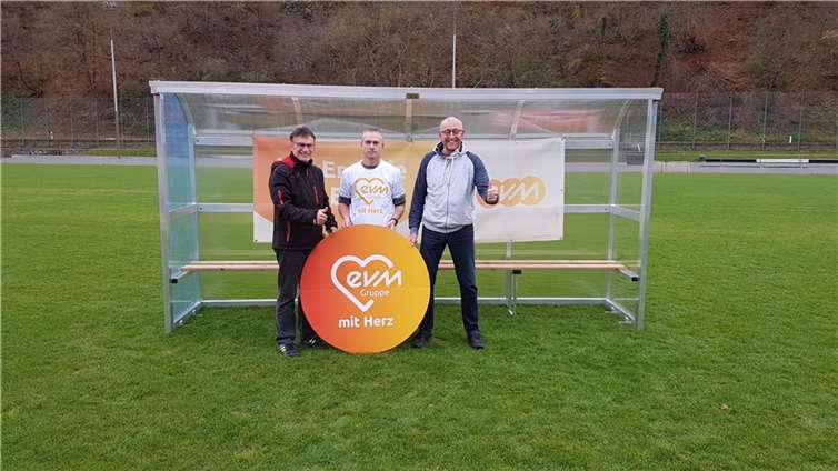 Zum Beobachten, Analysieren und Regenerieren. Mit Unterstützung der evm ist eine neue Ersatzbank mit Überdachung auf dem Sportplatz des SSV entstanden. V.li. Walter Uhrmacher, 1. Vorsitzender; Torsten Wohlgemuth (EVM) und Jörg Geis (2. Vorsitzender).Foto: evm