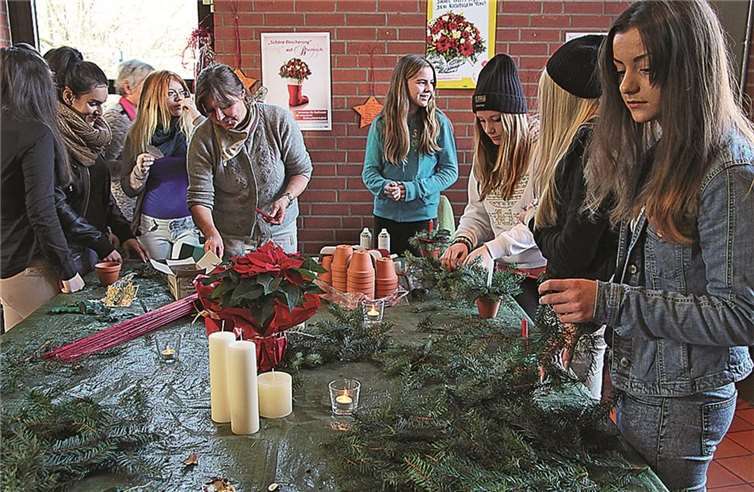 Zum Beruf des Landschafts- und Gartenbauers gehört auch das Fertigen von Gestecken. Hier üben schon mal die Mädchen unter der Anleitung von Frau Burkhardt die Herstellung von Adventsgestecken. STEIN