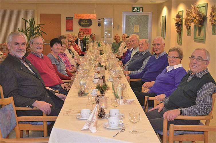 Zum Dank erhielten die 30 Ehrenamtler eine Kerze durch Heimleiter Alfons Busch. Privat