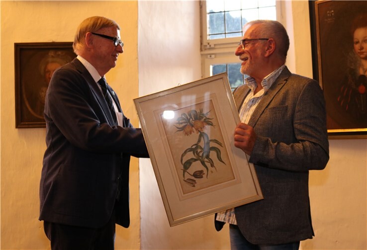 Zum Dank für die großartige Lesung überreichte Dieter Dierkes dem Künstler den Stich einer Corona Imperialis aus dem 17. Jahrhundert, die Pflanze entstammt, wie Monsieur Ibrahim, dem fernen Anatolien.