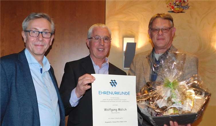 Zum Dank gab es eine Urkunde und einen Präsentkorb. Geschäftsführer Helmut Weiler, Wolfgang Mölich und Obermeister Alfred Theisen (v.l.). Kreishandwerkerschaft