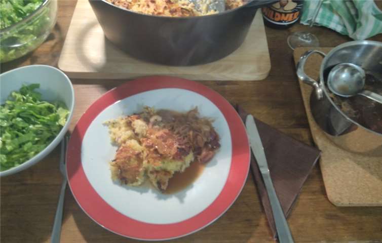 Zum Döbbekuchen schmeckt ein roter trockener Dornfelder.privat