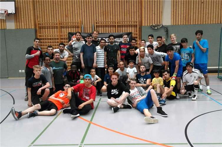 Zum EM-Start ein fußballerisches Event in Meckenheim: Alle Teilnehmer des Mitternachtsfußball-Turniers in der Wettkampfhalle. Eine gelebte Form von Integration: „Fußball verbindet die Kulturen“.privat