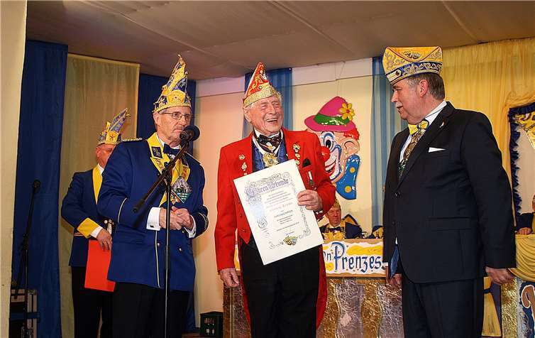 Zum Ehrensenator wurde Ludwig Sebus ernannt.