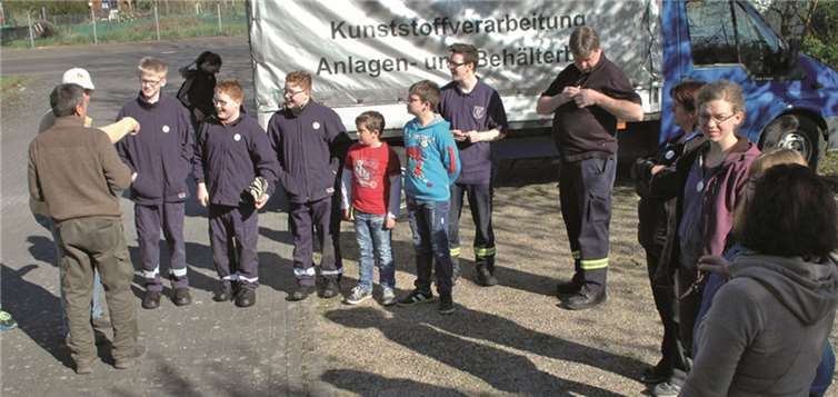 Zum Einsatz an Besen und Schaufel meldeten sich die Mitglieder der Jugendfeuerwehr.BL