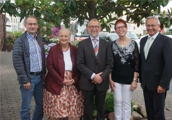 Zum Eintritt in den Ruhestand gratulierten (v.l.n.r.) Ortsbürgermeister Oliver Labonde, Professor Dr. Ingeborg Thümmel und Kreisbeigeordneter Achim Hallerbach (re.).