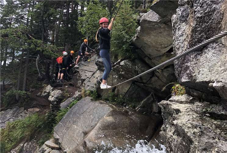 Zum Ende der Klettertour wurde der Beginn eines Wasserfalls über eine Seilbrücke überquert. Fotos: privat