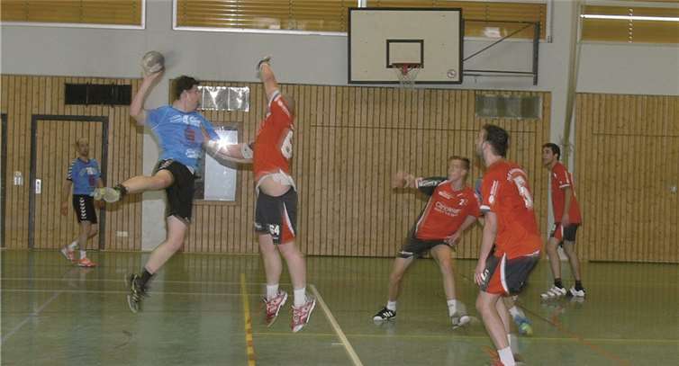 Zum Ende der Partie hielt das Abwehrbollwerk des TuS-Teams gegen die Angriffe der gegnerischen Mannschaft stand.TE