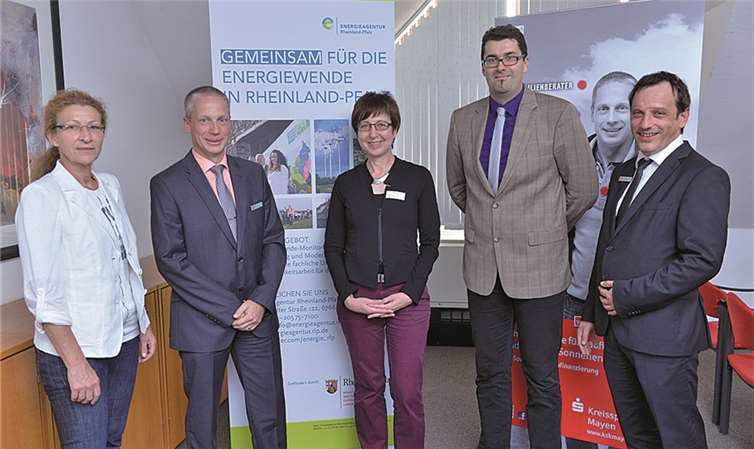 Zum Ende der Veranstaltung standen die Referenten und die Immobilienberater für Fachfragen zur Verfügung (von links): Ulrike Marx, Jens Lichtenberg, Renate Michel, Dr. Ralf Engelmann und Frank Mörsch.privat