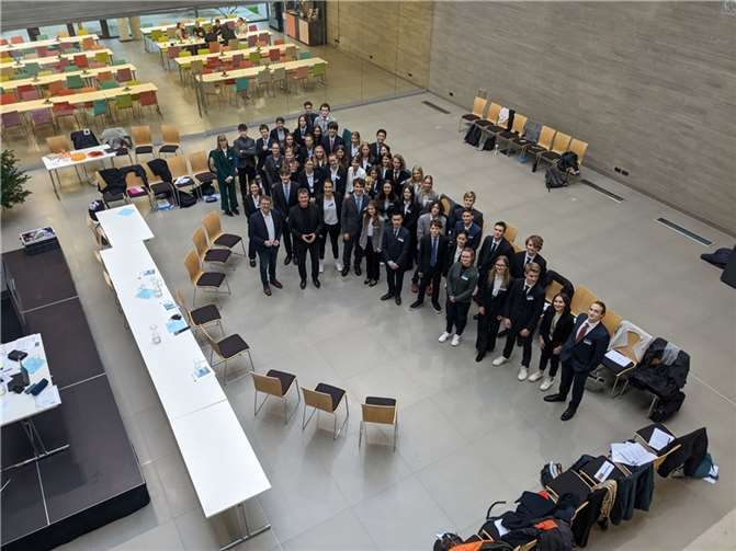 Zum Ende der Woche findet traditionell eine Diskussionsveranstaltung mit Politiker:innen statt.  Foto: Claudius Ruch