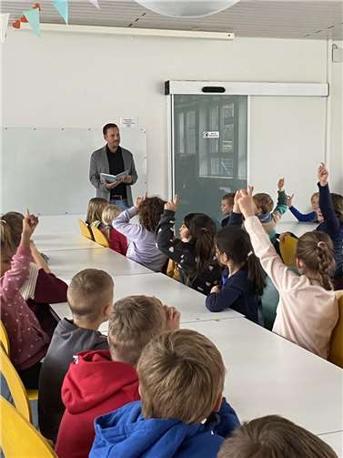 Zum Ende des Besuchs hatten die Kinder noch Gelegenheit Bürgermeister Ingendahl mit Fragen zu löchern.  Foto: Katrin Neukirchen