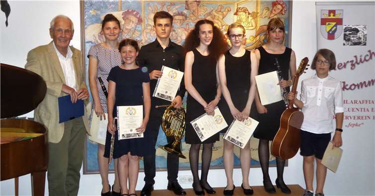 Zum Ende des Konzertes wurden Urkunden und Fördergelder übergeben (v. l.): Detlef Schöning (1. Vorsitzender FV e.V. Lions Club Koblenz-Rhein/Mosel, Anne Terhorst (Klavier und Klarinette), Lena Terhorst (Flöte), Johannes Schnack (Horn), Anna-Lena Pabst (Violine), Anastasia Kalter (Klavier(, Charlotte Dohr (Klarinette) und Jonatan Ide (Gitarre). privat