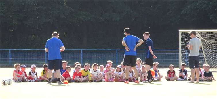 Zum Ende des Schnuppertrainings trafen sich die jungen Akteurinnen und Akteure mit den Trainern und dem zweiten . Juniorenkoordinator Martin Schleich zu einem kurzen Resümee.privat