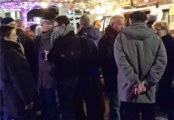 Zum Ende des Wochenmarkt-Weihnachtsfestes wird es ein Gemeinschaftssingen geben. Privat