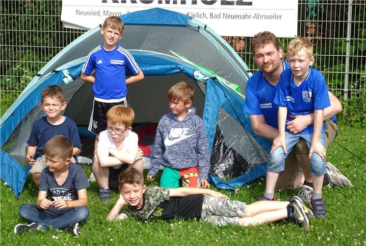 Zum Ende des Zeltaufbaus versammelten sich die anwesenden Fußballzwerge der F2-Junioren mit Trainer Thomas Rinke zum Prüfen der Zeltstabilität. privat
