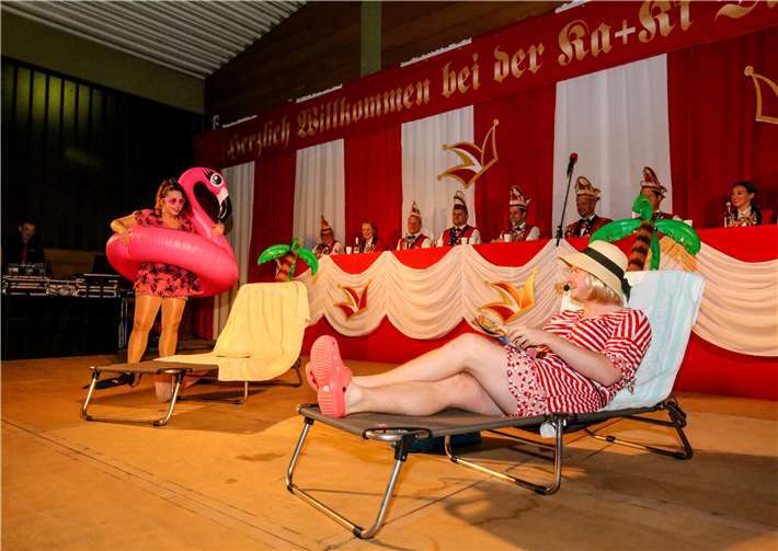 Zum Entzücken des Publikums führten Beate und Doris ein schlüpfriges Strandgespräch.