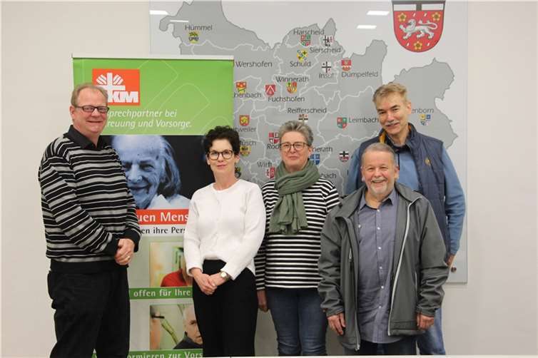 Zum Erfahrungsaustausch im Rathaus von Adenau waren vier ehrenamtliche Betreuerinnen und Betreuer auf Einladung des Betreuungsvereins der Evangelischen Kirchengemeinden in der Rhein-Ahr-Region e.V. und des SKFM – Katholischer Verein für Soziale Dienste für den Landkreis Ahrweiler e.V. gekommen.. Foto: Ralph Seeger