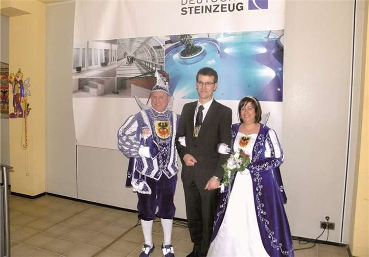 Zum Erinnerungsfoto stellten sich Prinz Adriano I. und Prinzessin Sentiaca Fernanda I. mit Werksleiter Bernd Mannheim (selber Sitzungspräsident in Kärlich) in Position. privat