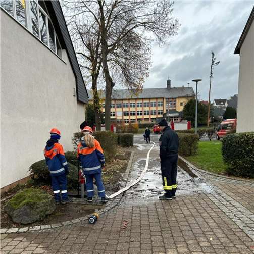 Zum Erlangen der Jugendflamme Stufe II und III mussten die Mädchen und Jungs u. a. ihr Wissen im Bereich Fahrzeug- und Gerätekunde, Erste Hilfe, Fahrzeug absichern und Wasser über einen simulierten Graben unter Beweis stellen.