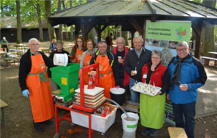 Zum Ernteabschluss veranstalte der Obst- und Gartenbauverein Segendorf zusammen mit dem Umweltreferat der Kreisverwaltung Neuwied ein Streuobstwiesenfest mit Spezialitäten rund um den Apfel und anderen Streuobstwiesenprodukten. Gerade bei der reichhaltigen Ernte in diesem Jahr stand die Verwertung der verschiedenartigen Streuobstprodukte im Vordergrund. Alle Anwesenden, unter anderem Landrat Achim Hallerbach sowie 1. Kreisbeigeordneter Michael Mahlert waren sich einig, der frische Apfelsaft schmeckte fruchtig, süßsauer und hatte ein feines Aroma.Privat